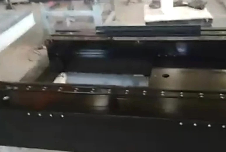 גראַניט קאַמפּאָונאַנץ מיט דרילד האָלעס און ינסערטאַד פּאַרץ
